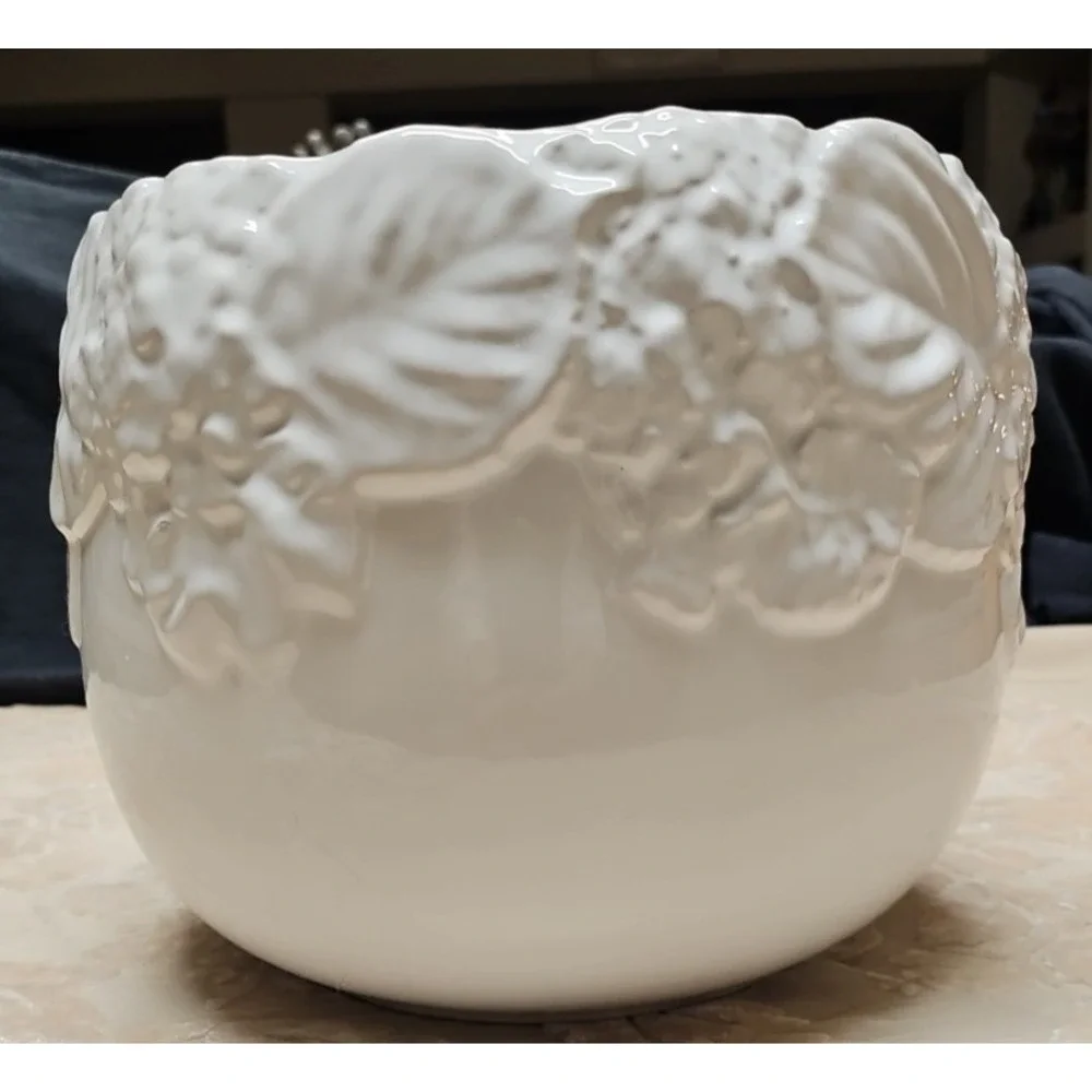Vntg‎ Large white planter with leaves and flowers molded in pottery